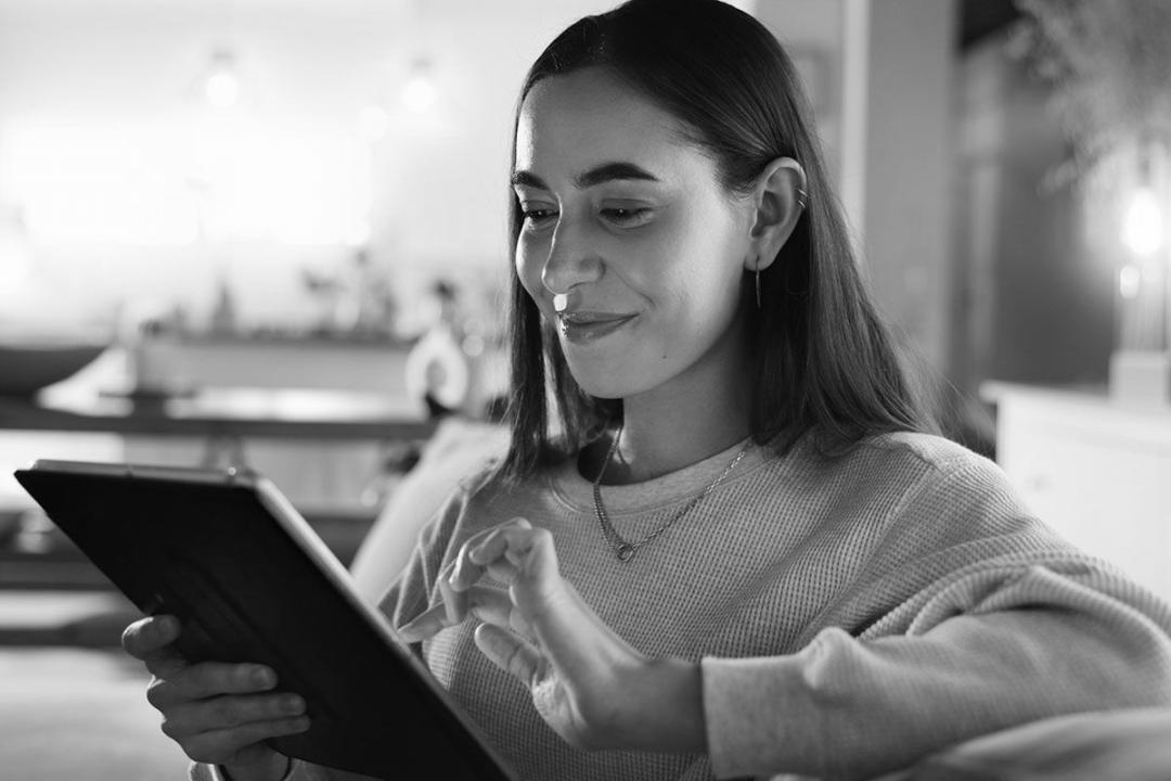 Deelnemer werkt zelfstandig aan budgetoefening op laptop